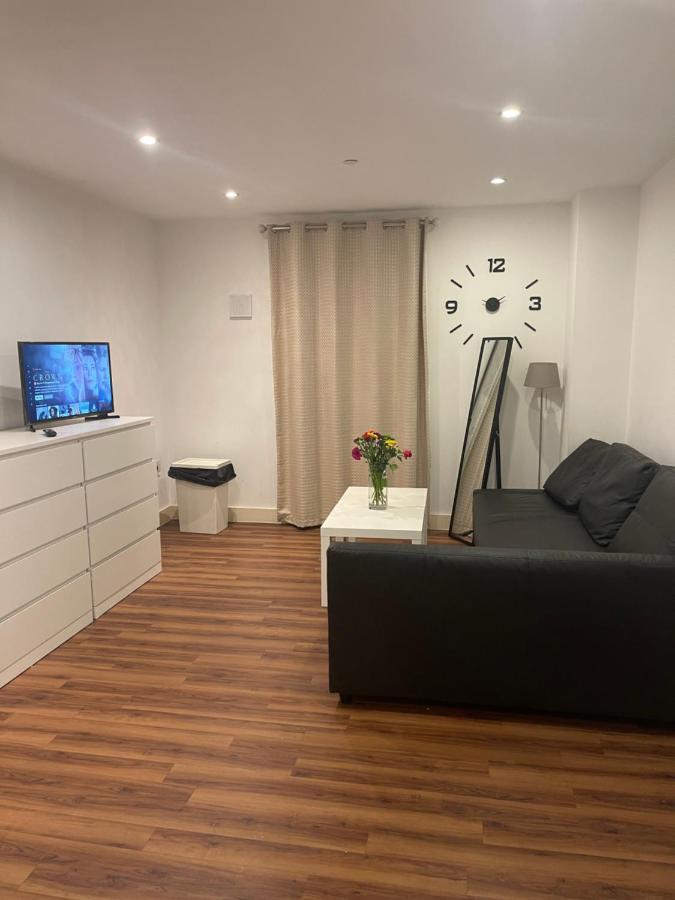 Lovely Luxury 1-Bed Apartment In Wembley London Kültér fotó