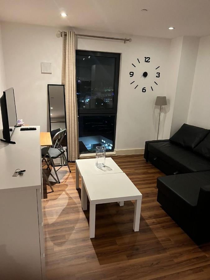 Lovely Luxury 1-Bed Apartment In Wembley London Kültér fotó