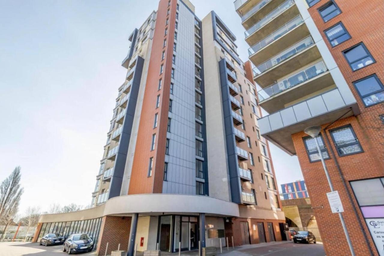 Lovely Luxury 1-Bed Apartment In Wembley London Kültér fotó